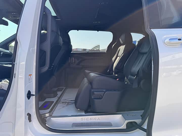 Фото 8 - Toyota Sienna