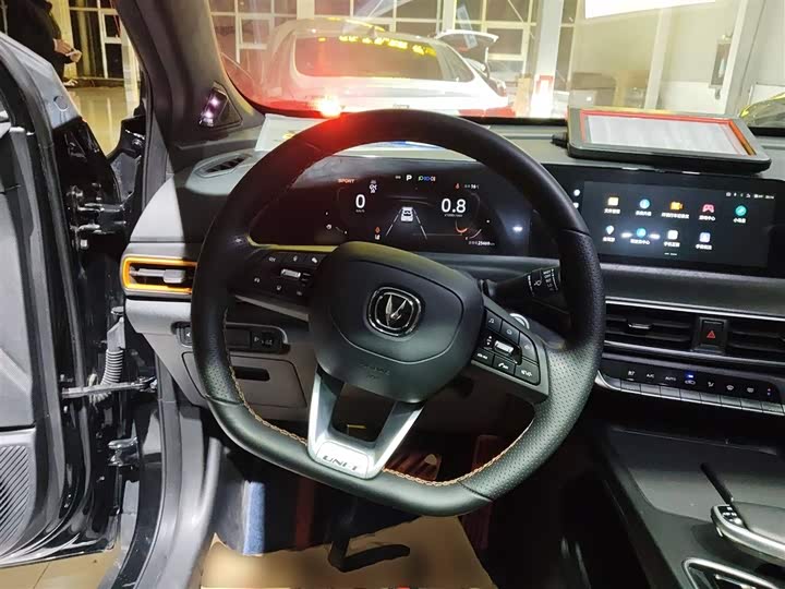 Фото 11 - Changan UNI-T