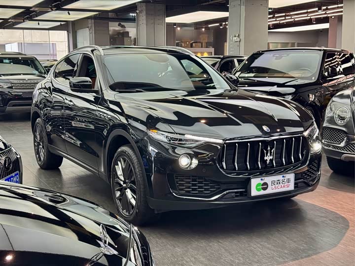 Фото 3 - Maserati Levante