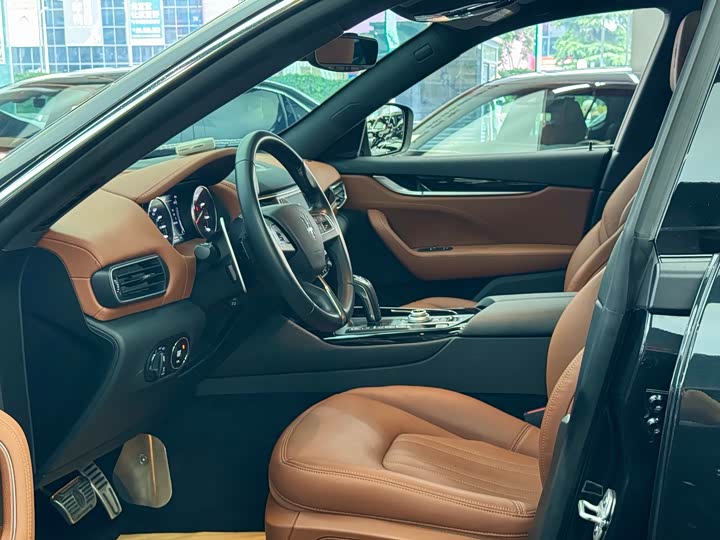 Фото 4 - Maserati Levante