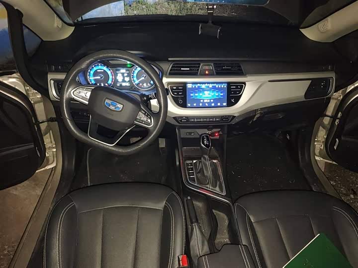 Фото 13 - Geely Vision X3