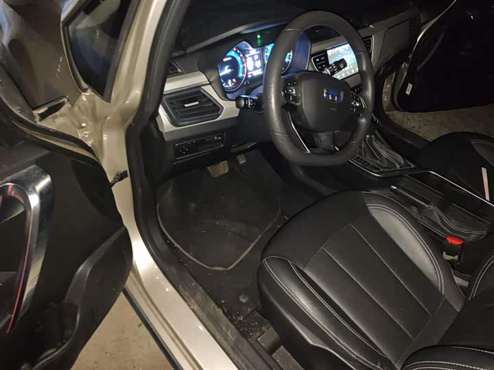 Фото 14 - Geely Vision X3