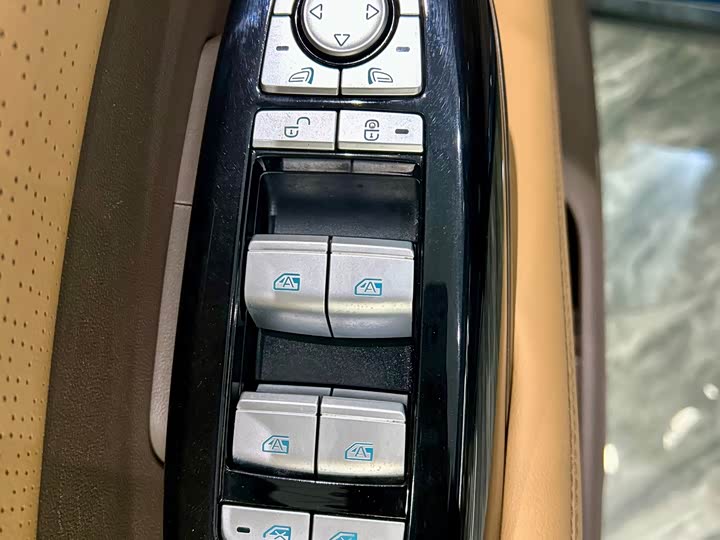 Фото 23 - Denza D9