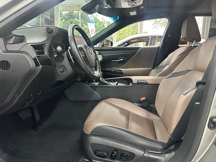 Фото 10 - Lexus ES