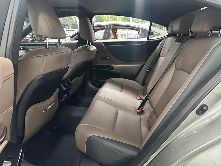 Фото 11 - Lexus ES