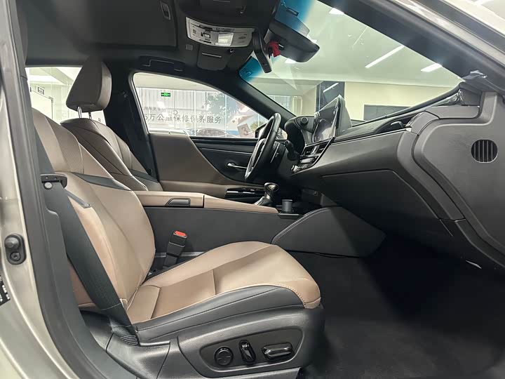 Фото 12 - Lexus ES