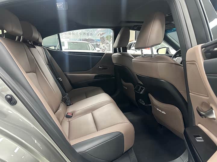 Фото 13 - Lexus ES