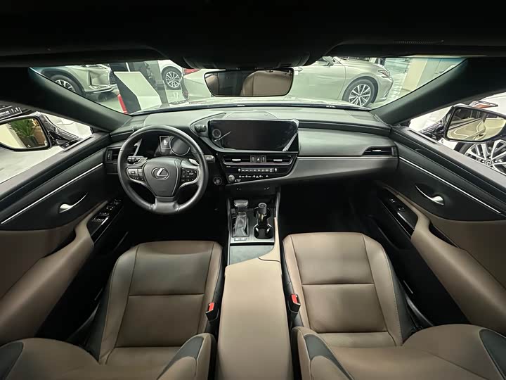 Фото 14 - Lexus ES