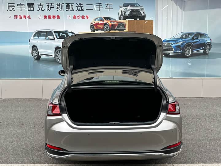 Фото 6 - Lexus ES