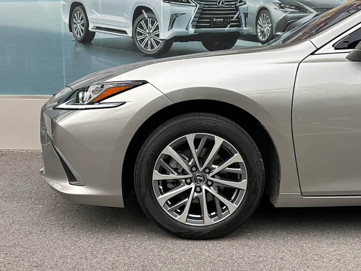 Фото 9 - Lexus ES