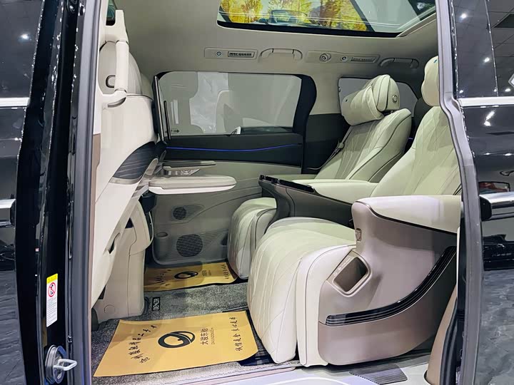 Фото 6 - Denza D9