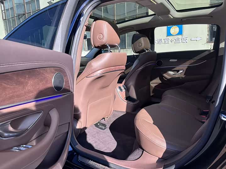 Фото 10 - Mercedes-Benz E-Class