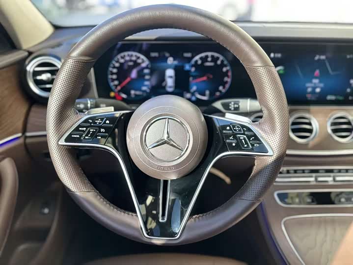 Фото 12 - Mercedes-Benz E-Class