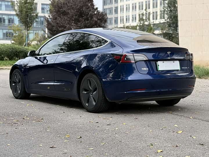 Фото 8 - Tesla Model 3