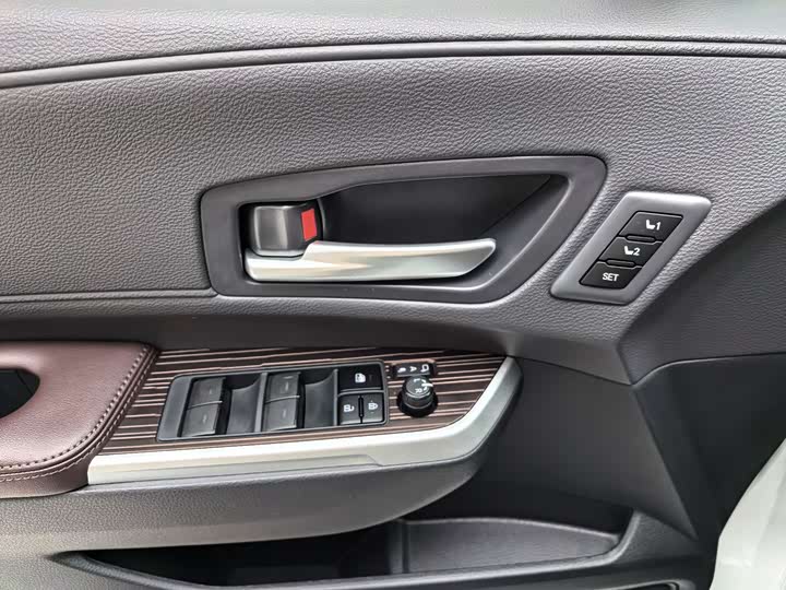 Фото 10 - Toyota Granvia