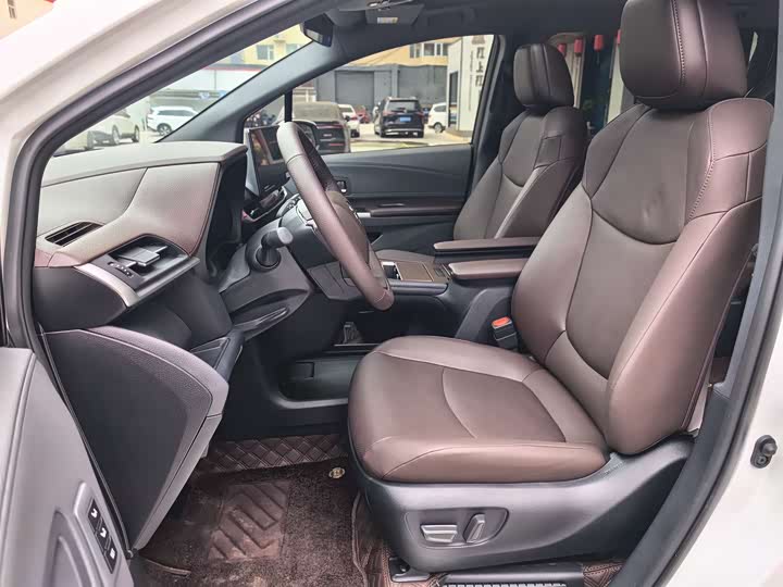 Фото 11 - Toyota Granvia