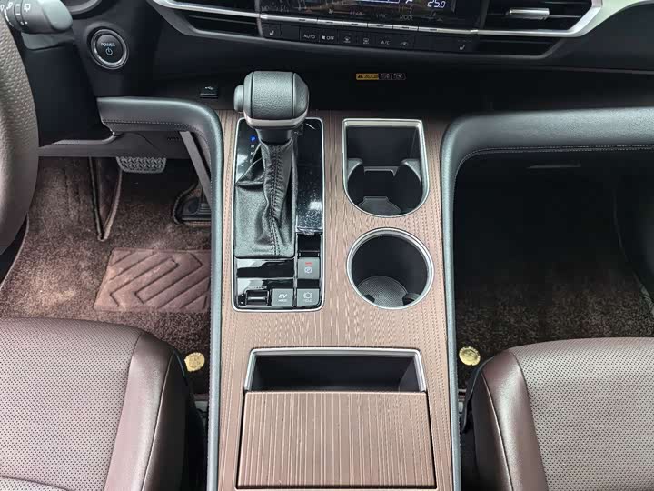 Фото 15 - Toyota Granvia