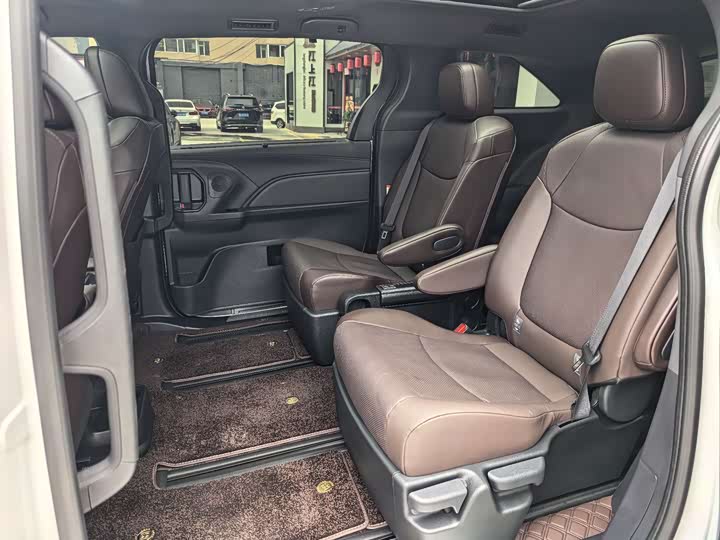 Фото 19 - Toyota Granvia