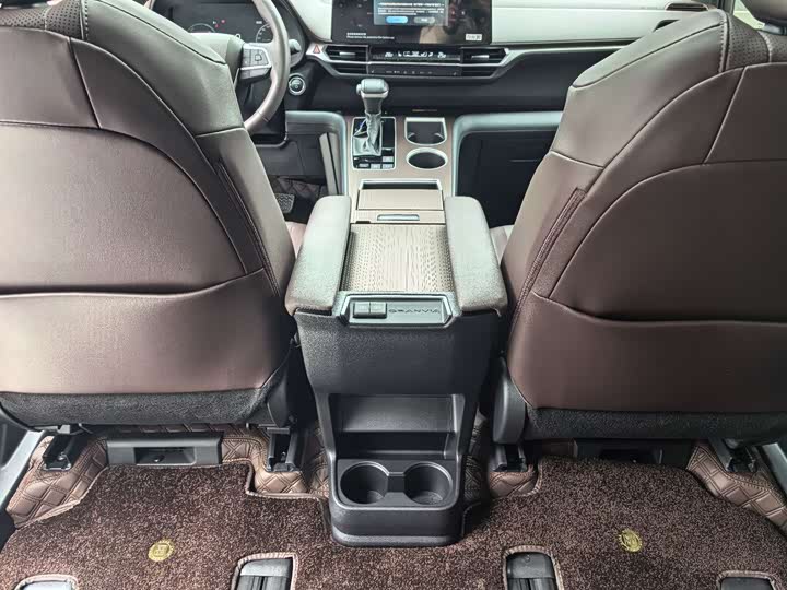 Фото 21 - Toyota Granvia