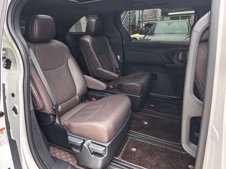 Фото 28 - Toyota Granvia