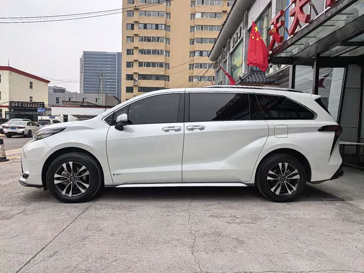 Фото 3 - Toyota Granvia