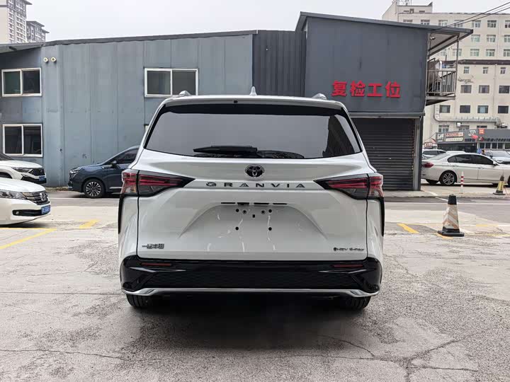 Фото 4 - Toyota Granvia