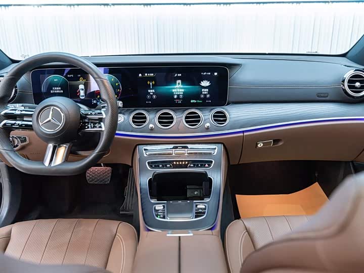 Фото 10 - Mercedes-Benz E-Class