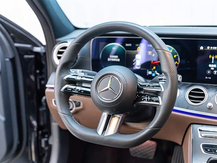 Фото 11 - Mercedes-Benz E-Class