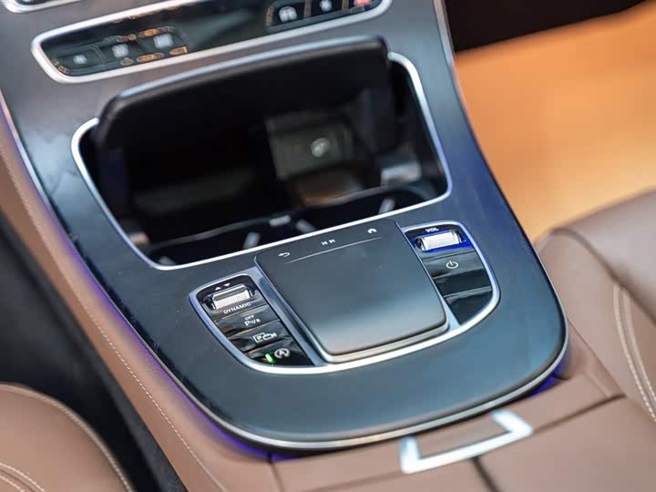 Фото 13 - Mercedes-Benz E-Class