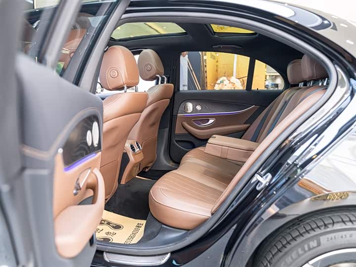 Фото 15 - Mercedes-Benz E-Class