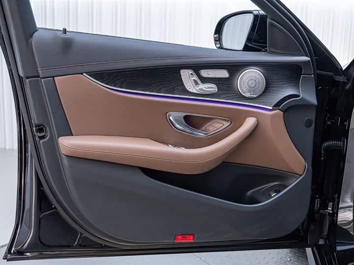 Фото 16 - Mercedes-Benz E-Class