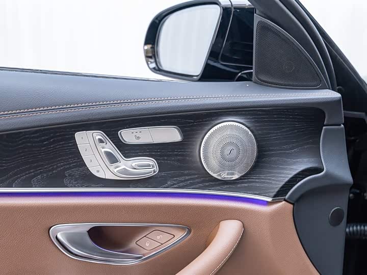 Фото 17 - Mercedes-Benz E-Class