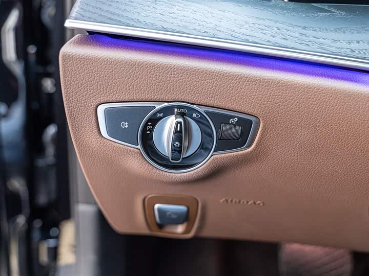 Фото 18 - Mercedes-Benz E-Class