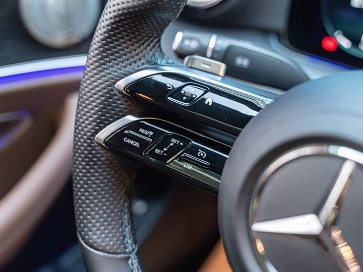 Фото 23 - Mercedes-Benz E-Class