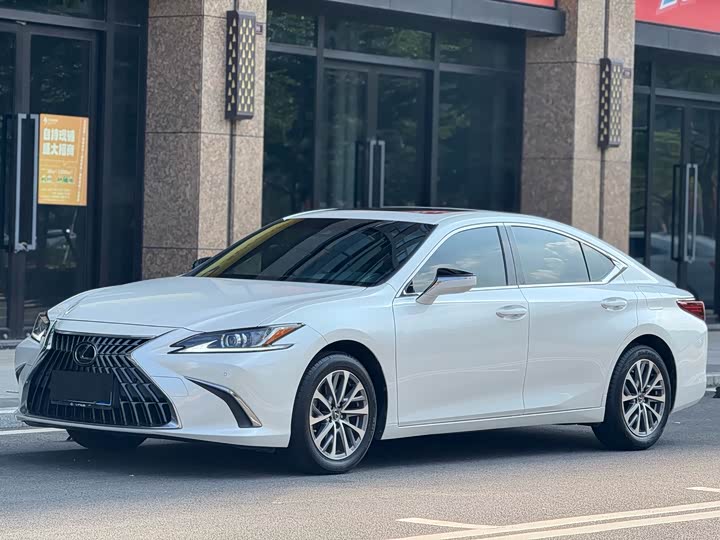 Фото 1 - Lexus ES