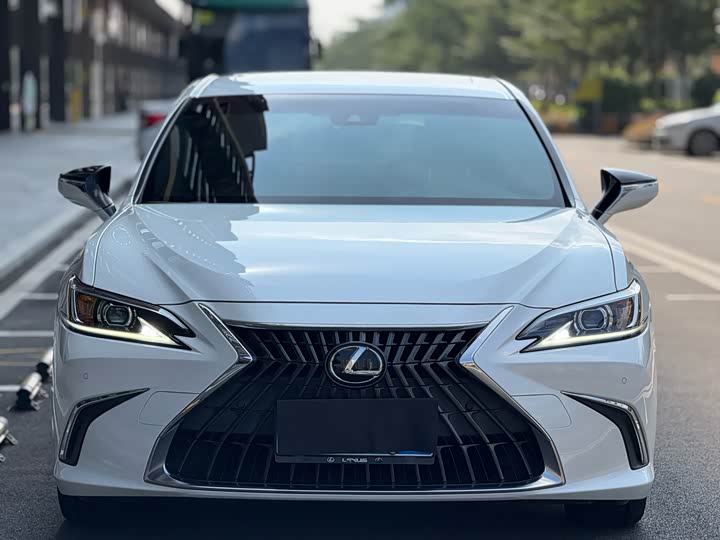 Фото 2 - Lexus ES