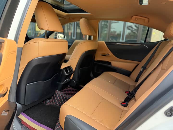 Фото 5 - Lexus ES