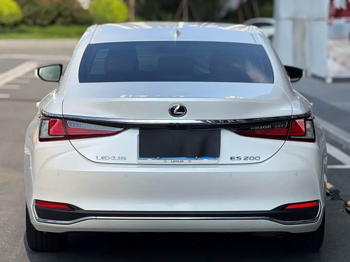 Фото 8 - Lexus ES