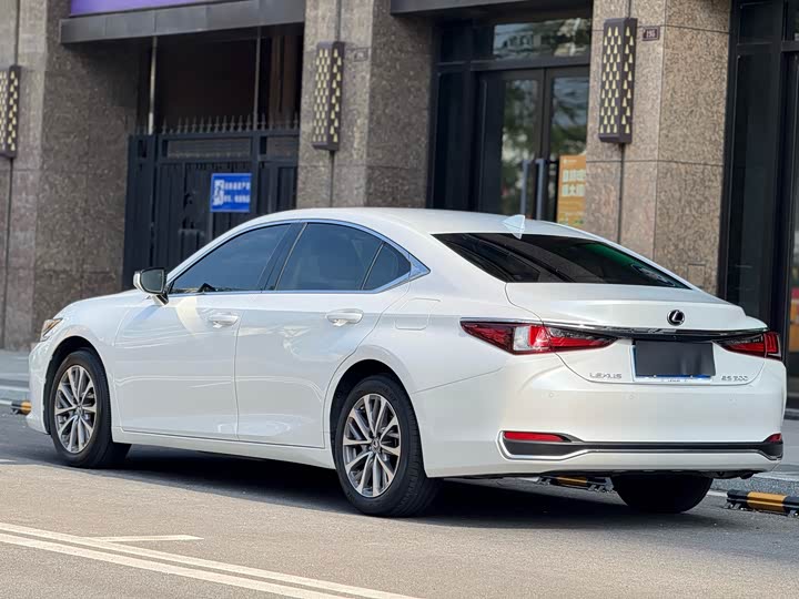 Фото 9 - Lexus ES