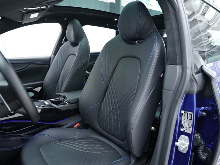 Фото 6 - Aston Martin DBX