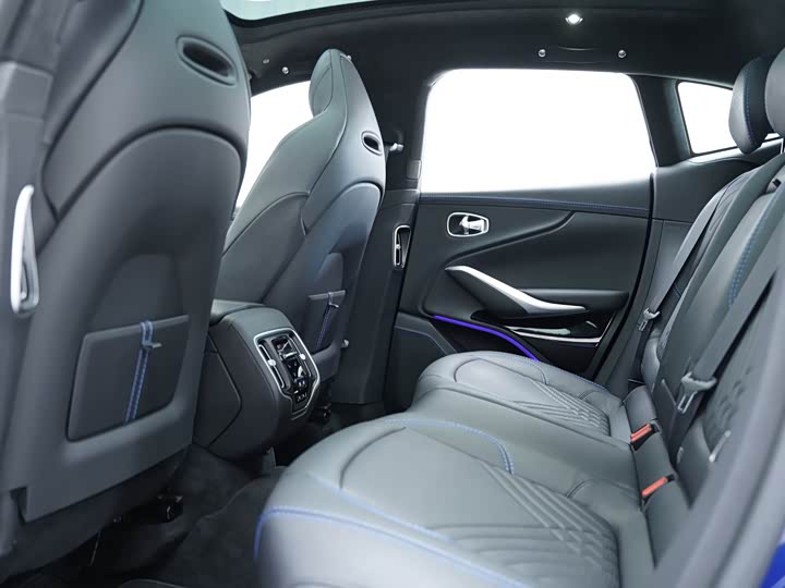 Фото 9 - Aston Martin DBX