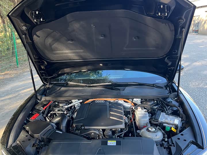 Фото 12 - Audi A6L Hybrid