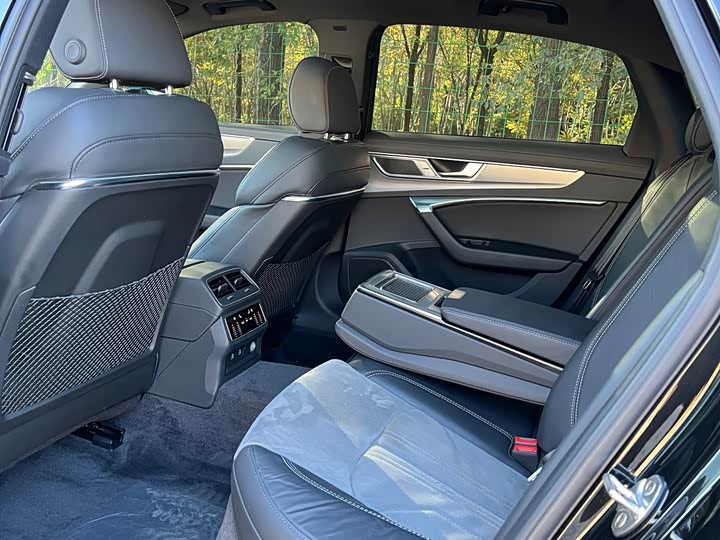 Фото 8 - Audi A6L Hybrid