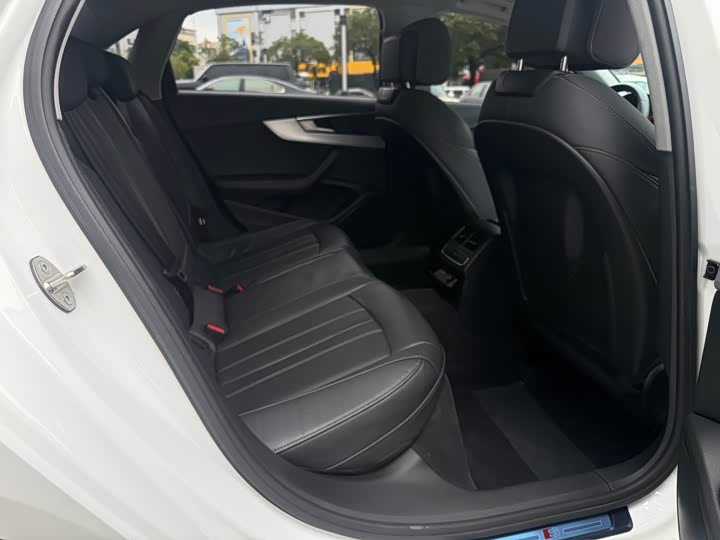 Фото 11 - Audi A4L