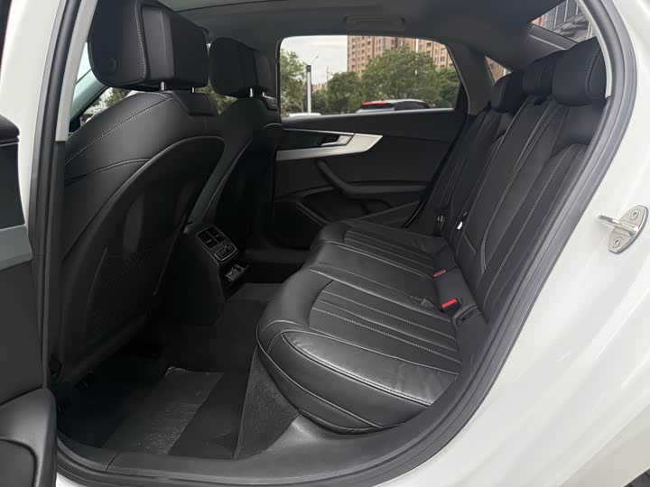 Фото 18 - Audi A4L