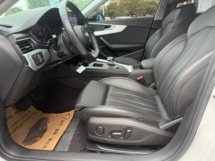 Фото 9 - Audi A4L