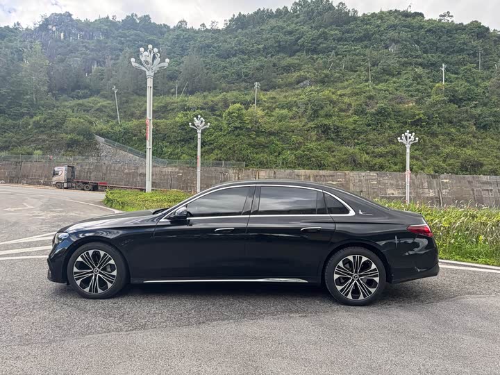 Фото 5 - Mercedes-Benz E-Class