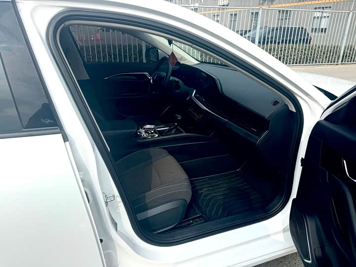 Фото 6 - Bestune B70