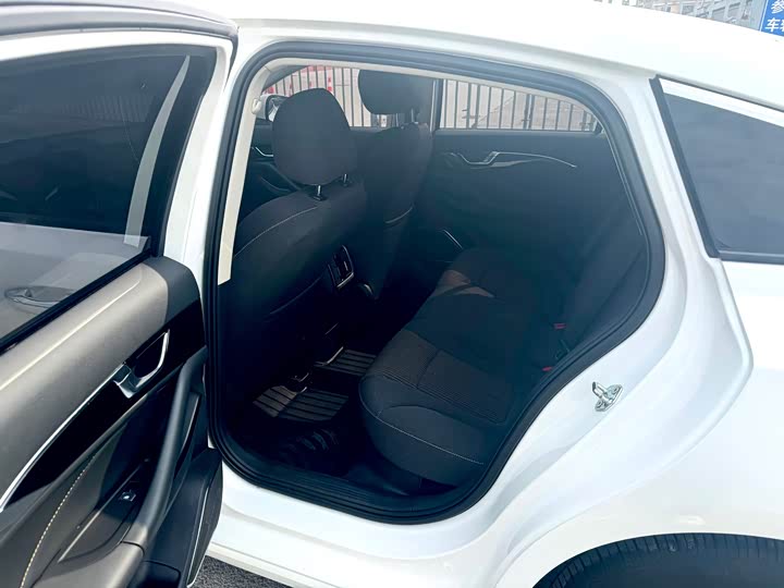 Фото 8 - Bestune B70