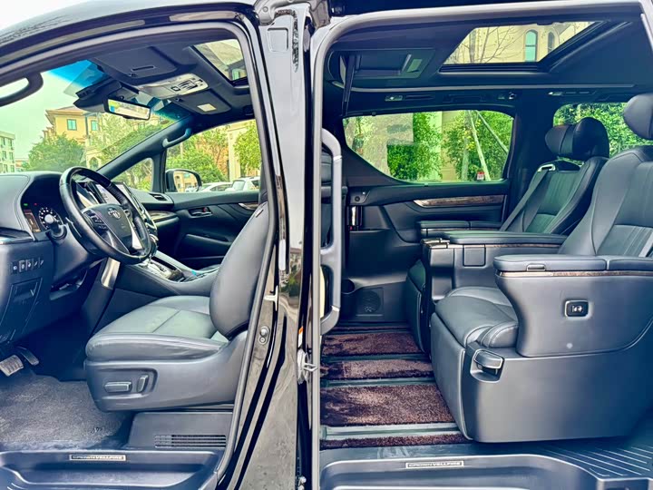 Фото 10 - Toyota Vellfire